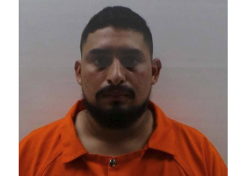 Hombre arrestado por llevar a niños pequeños a comprar drogas